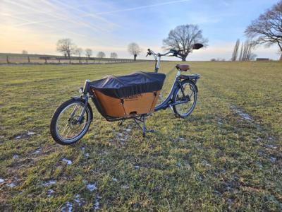 Lastenfahrrad mit Regenschutzplane