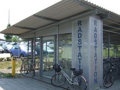 Außenansicht der Radstation am Bahnhof Friedrichsfeld