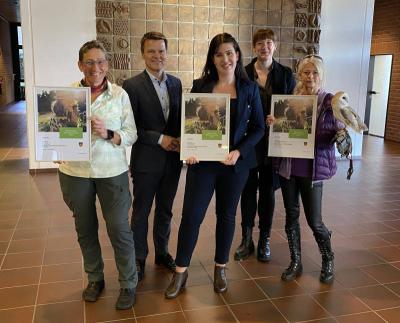 Gruppenfoto der Gewinnerinnen und Gewinner des Klimaschutzpreises 2023 mit Bürgermeister Dirk Haarmann