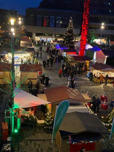 Besucher und Besucherinnen der Weihnachtsmarktstände auf dem Voerder Marktplatz