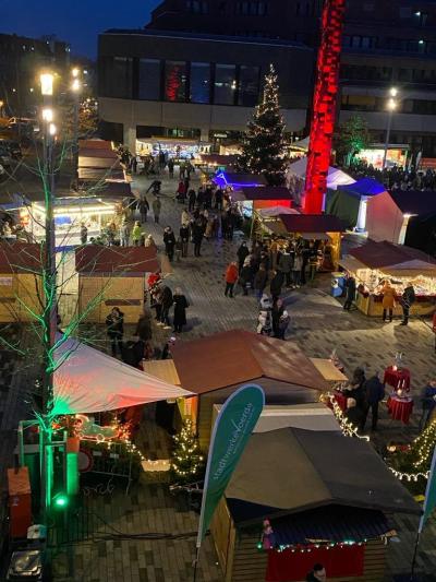 Foto aus der Vogelperspektive: Besucher und Besucherinnen der festlich beleuchteten Weihnachtsmarktstände auf dem Voerder Marktplatz