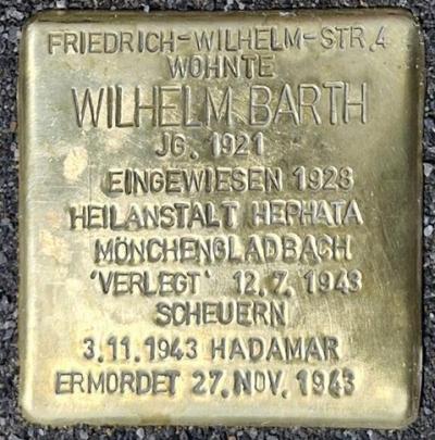 Quadratischer Stolperstein aus Messing gewidmet Wilhelm Barth mit der Gravur: Friedrich-Wilhem-Straße 4 wohnte Wilhelm Barth, JG. 1921, Eingewiesen 1928 Heilanstalt Hephata Mönchengladbch, 'Verlegt' 12.07.1943 Scheuern, 03.11.1943 Hadamar, Ermordet 27.11.1943.