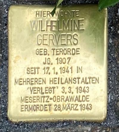 Quadratischer Stolperstein aus Messing gewidmet Wilhelmine Gerwers mit der Gravur: Hier wohnte Wilhelmine Gervers, geb. Teröde, JG. 1907, seit 17.1.1941 in Mehreren Heilanstalten, 'Verlegt' 3.3.1943, Meseritz-Obrawalde, Ermordet 28. März 1943.