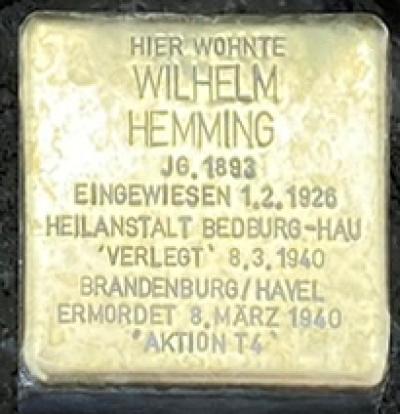 Quadratischer Stolperstein aus Messing gewidmet Wilhelm Hemming mit der Gravur: Hier wohnte Wilhelm Hemming, JG. 1893, Eingewiesen 1.2.1926 Heilanstalt Bedburg-Hau, 'Verlegt' 8.3.1940 Brandenburg / Havel, Ermordet 8. März 1940 'Aktion T4'.