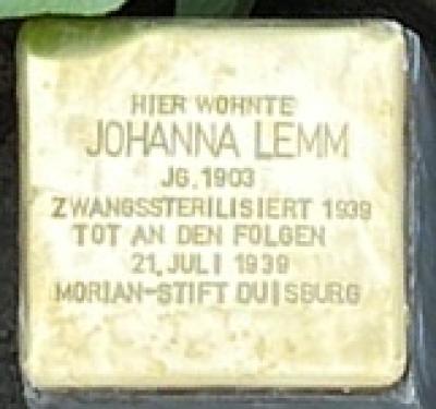 Quadratischer Stolperstein aus Messing gewidmet Johanna Lemm mit der Gravur: Hier wohnte Johanna Lemm, JG. 1903, Zwangssterilisiert 1939, Tot an den Folgen 21. Juli 1939 Morian-Stift Duisburg