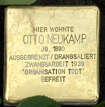 Quadratischer Stolperstein aus Messing gewidmet Otto Neukamp mit der Gravur: Hier wohnte Otto Neukamp, JG. 1890, Ausgegrenzt / Drangsaliert Zwangsarbeit 1939, 'Organisation Todt' befreit