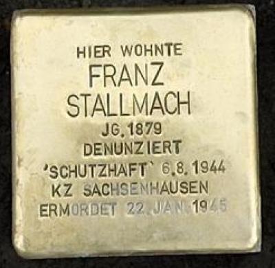 Quadratischer Stolperstein aus Messing gewidmet Franz Stallmach mit der Gravur: Hier wohnte Franz Stallmach, JG. 1879, Denunziert 'Schutzhaft' 6.8.1944, KZ Sachsenhausen, Ermordet 22. Jan. 1945