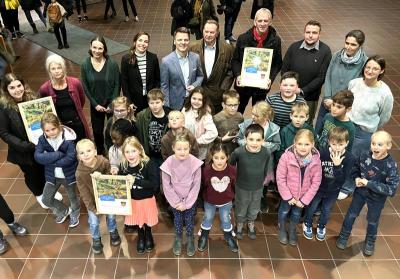 Das beigefügte Gruppenfoto zeigt die Gewinnerinnen und Gewinner des Klimaschutzpreises. Es wurden insgesamt 29 Personen fotografiert, darunter 19 Kinder und 10 Erwachsene. Auf dem Foto sind auch Bürgermeister Dirk Haarmann und die Klimaschutzmanagerin Bibiana Piskurek zu sehen.