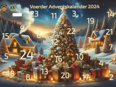 Der Adventskalender zeigt eine winterliche Schneelandschaft. Oben links sind das Voerder Stadtwappen und das Lions Club International-Logo zu sehen. In der Mitte oben steht "Voerder Adventskalender 2024". Im Vordergrund der Winterlandschaft sieht man einen geschmückten Weihnachtsbaum, umgeben von Geschenken und Lichtern. Im Hintergrund sind weitere Tannen und Häuser mit Lichtern. Über die Grafik verteilen sich die Zahlen von 1 bis 24 in weißer Schrift mit goldenem Rand.