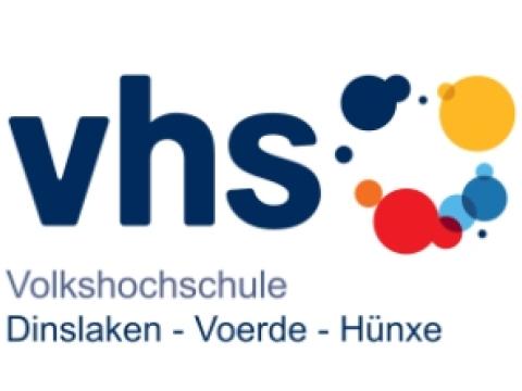 Das Logo der vhs zeigt den Schriftzug vhs in Kleinbuchstaben. Darunter steht Volkshochschule Dinslaken-Voerde-Hünxe. Rechts daneben sind unterschiedlich große Kreise zu einem Ring angeordnet. Die Farben der Kreise sind im Uhrzeigersinn gelb, blau, hellblau, rot, orange und dunkelblau. 